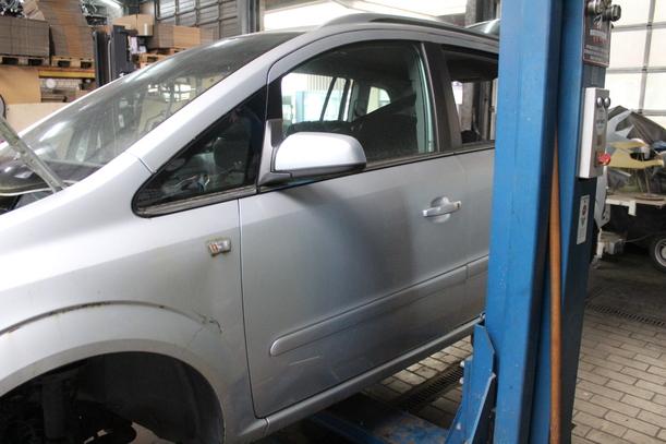Foto: TÜR VORN LINKS eines Opel Zafira 1.9 CDTI Automatik