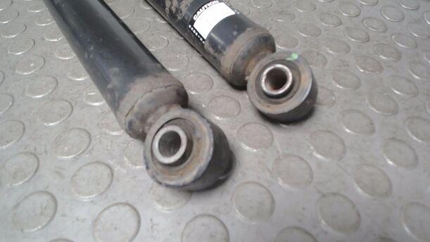 Foto: STOSSDÄMPFER HINTEN eines Suzuki Alto 1.0