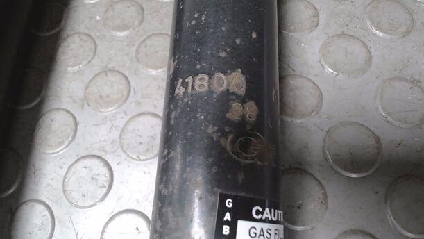 Foto: STOSSDÄMPFER HINTEN eines Suzuki Alto 1.0