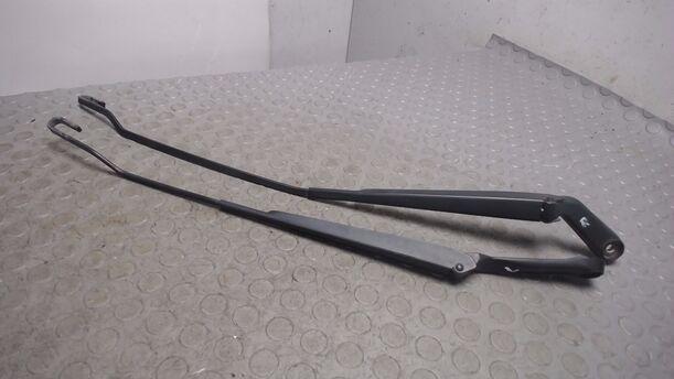 Foto: SCHEIBENWISCHERSARME VORN eines VW Golf 1.4
