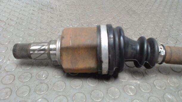 Foto: ANTRIEBSWELLE LINKS ( 6 GANG SCHALTGETRIEBE ) eines Renault Megane 2.0 Coupe-Cabriolet Aut.