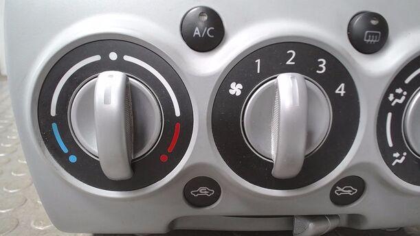Foto: HEIZUNGSBETÄTIGUNG eines Suzuki Alto 1.0