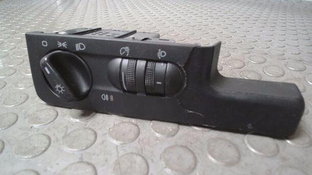 Foto: LICHTSCHALTER ( OPTISCH SCHLECHT ) eines VW Passat Variant 1.8 LS