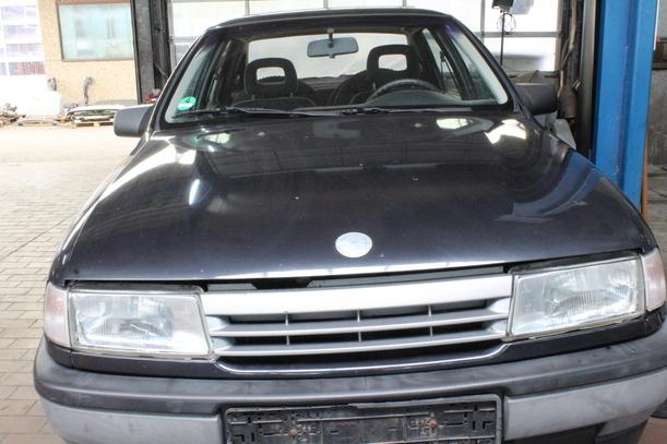 Foto: MOTORHAUBE ( VOR FACELIFT ) eines Opel Vectra GL