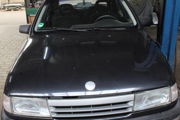 Foto: MOTORHAUBE ( VOR FACELIFT ) eines Opel Vectra GL