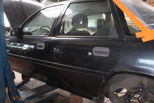Foto: TÜR HINTEN LINKS eines Opel Vectra GL