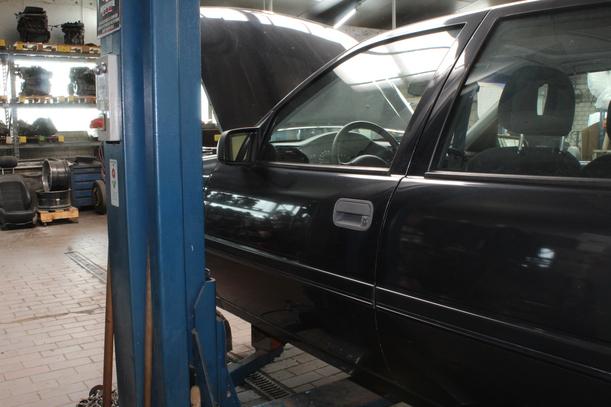 Foto: TÜR VORN LINKS eines Opel Vectra GL
