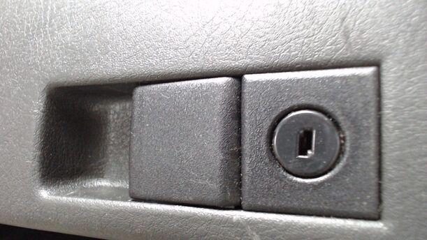 Foto: HANDSCHUHFACH eines Opel Vectra GL