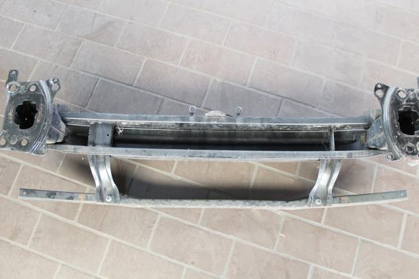 Foto: VERSTÄRKUNG VORN eines VW Passat 1.9 TDI DPF GL