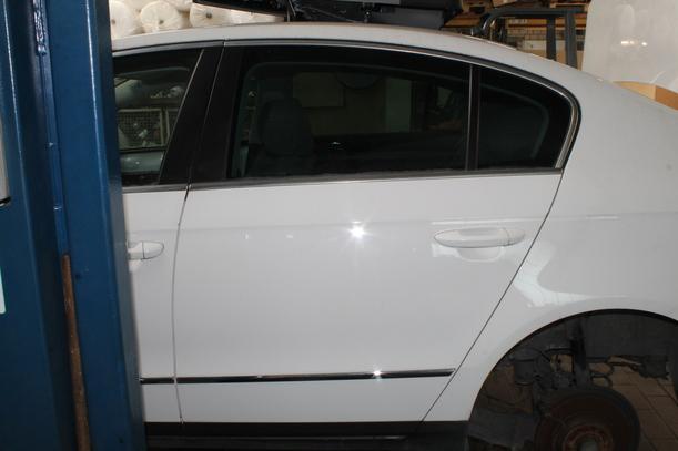 Foto: TÜR HINTEN LINKS ( LIMOUSINE ) eines VW Passat 1.9 TDI DPF GL