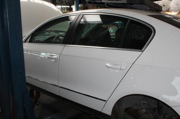 Foto: TÜR HINTEN LINKS ( LIMOUSINE ) eines VW Passat 1.9 TDI DPF GL