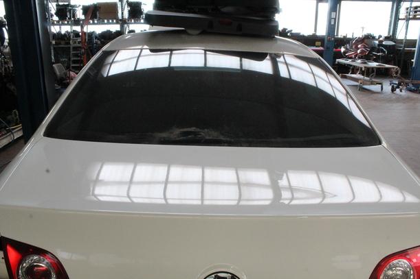 Foto: HECKKLAPPE/ HECKDECKEL ( LIMOUSINE ) eines VW Passat 1.9 TDI DPF GL