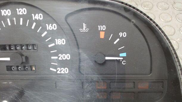Foto: TACHOEINHEIT / KOMBIINSTRUMENT eines Opel Vectra GL