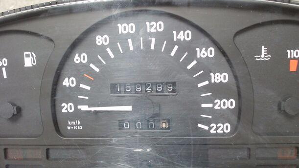 Foto: TACHOEINHEIT / KOMBIINSTRUMENT eines Opel Vectra GL