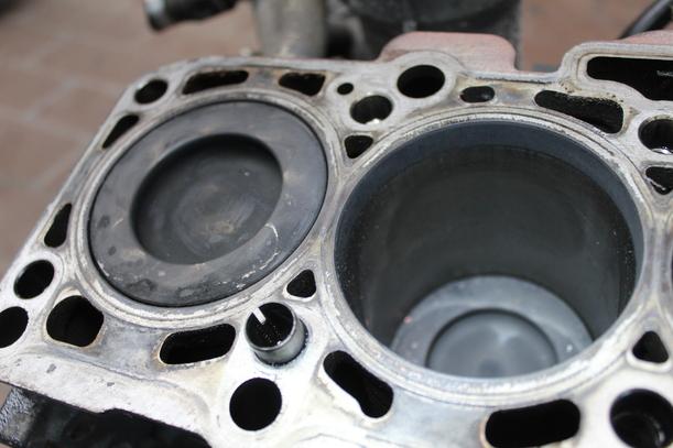 Foto: MOTORBLOCK ( CAGA ) eines Audi A4 Avant 2.0 TDI DPF acenta