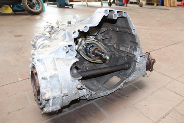Foto: SCHALTGETRIEBE & GANG ( LLN / UNGEPRÜFT ) eines Audi A4 Avant 2.0 TDI DPF acenta