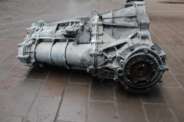 Foto: SCHALTGETRIEBE & GANG ( LLN / UNGEPRÜFT ) eines Audi A4 Avant 2.0 TDI DPF acenta