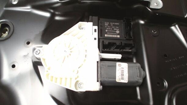 Foto: FENSTERHEBER ELEKTRISCH VORN RECHTS ( AB 2007 ) eines VW Passat 1.9 TDI DPF acenta