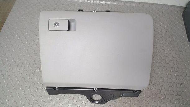 Foto: HANDSCHUHFACH ( CLASSICGREY ) eines VW Passat 1.9 TDI DPF acenta