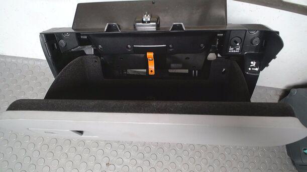 Foto: HANDSCHUHFACH ( CLASSICGREY ) eines VW Passat 1.9 TDI DPF acenta