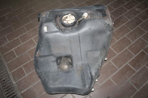 Foto: KRAFTSTOFFTANK ( VERGASER ) eines Audi 100 acenta