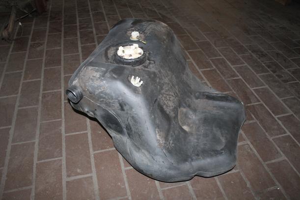 Foto: KRAFTSTOFFTANK ( VERGASER ) eines Audi 100 acenta