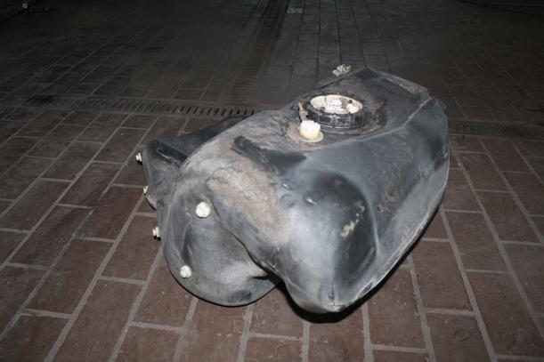 Foto: KRAFTSTOFFTANK ( VERGASER ) eines Audi 100 acenta