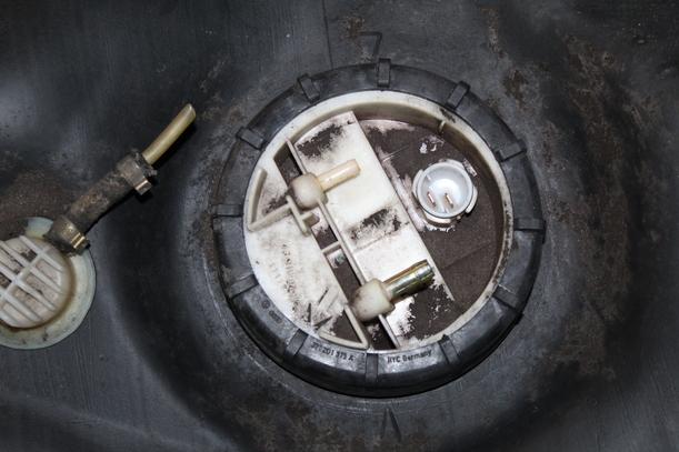 Foto: KRAFTSTOFFTANK ( VERGASER ) eines Audi 100 acenta