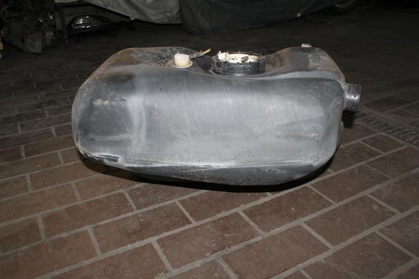Foto: KRAFTSTOFFTANK ( VERGASER ) eines Audi 100 acenta