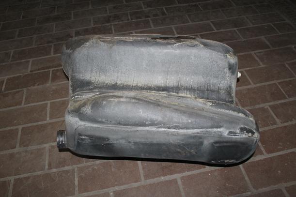 Foto: KRAFTSTOFFTANK ( VERGASER ) eines Audi 100 acenta
