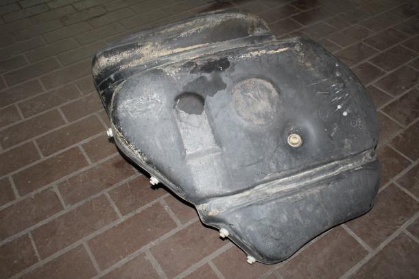 Foto: KRAFTSTOFFTANK ( VERGASER ) eines Audi 100 acenta
