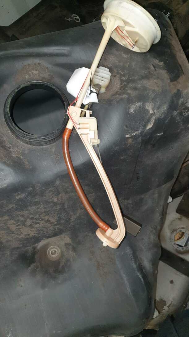 Foto: KRAFTSTOFFTANK ( VERGASER ) eines Audi 100 acenta
