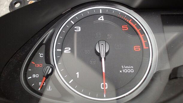 Foto: TACHOEINHEIT / KOMBIINSTRUMENT eines Audi A4 Avant 2.0 TDI DPF acenta