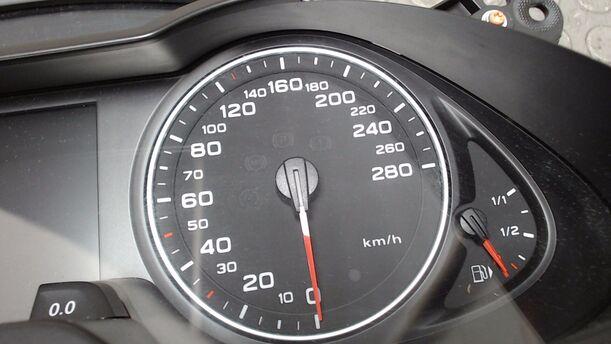 Foto: TACHOEINHEIT / KOMBIINSTRUMENT eines Audi A4 Avant 2.0 TDI DPF acenta