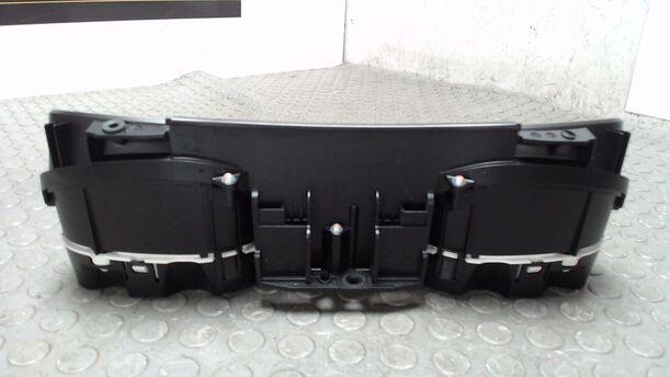 Foto: TACHOEINHEIT / KOMBIINSTRUMENT eines Audi A4 Avant 2.0 TDI DPF acenta