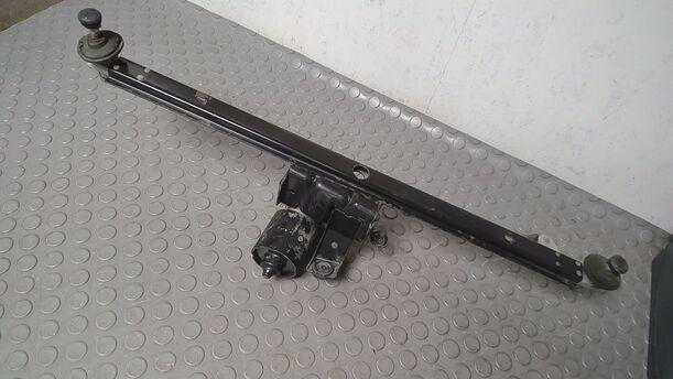 Foto: SCHEIBENWISCHERMOTOR VORN eines Audi 100 acenta