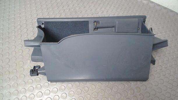 Foto: HANDSCHUHFACH eines Audi 100 acenta
