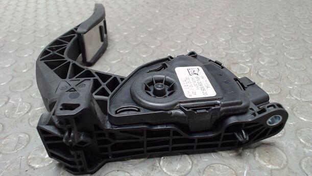 Foto: GASPEDAL ( DIESEL/ SCHALTGETRIEBE ) eines Audi A4 Avant 2.0 TDI DPF acenta