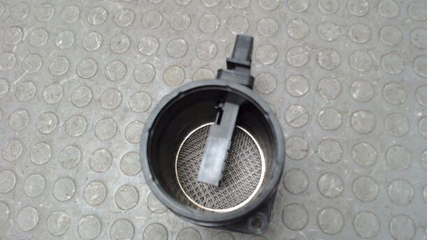 Foto: LUFTMASSENMESSER BOSCH eines Audi A4 Avant 2.0 TDI DPF acenta