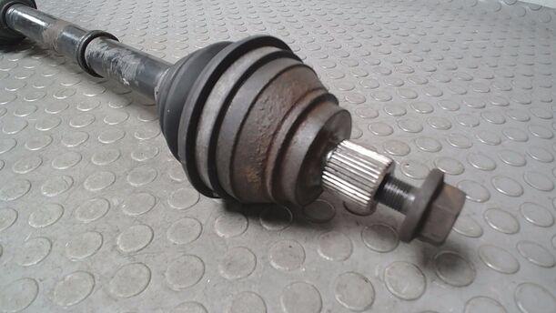 Foto: ANTRIEBSWELLE LINKS eines Audi 100 acenta