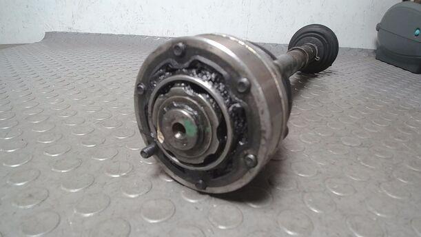 Foto: ANTRIEBSWELLE LINKS eines Audi 100 acenta