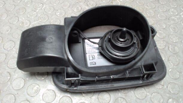 Foto: TANKKLAPPE / TANKDECKEL eines Audi A4 Avant 2.0 TDI DPF acenta