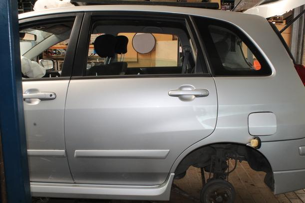 Foto: TÜR HINTEN LINKS eines Suzuki Liana Kombi 1.6 acenta