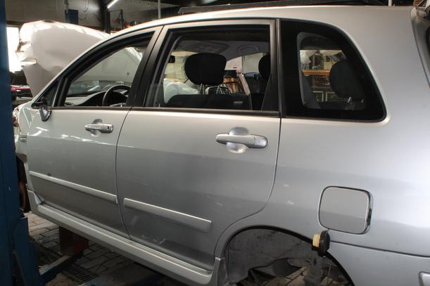Foto: TÜR HINTEN LINKS eines Suzuki Liana Kombi 1.6 acenta