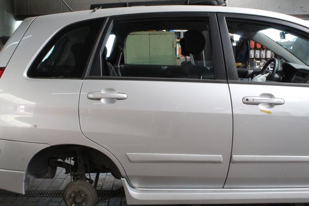 Foto: TÜR HINTEN RECHTS eines Suzuki Liana Kombi 1.6 acenta