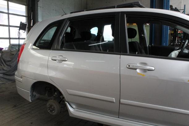 Foto: TÜR HINTEN RECHTS eines Suzuki Liana Kombi 1.6 acenta