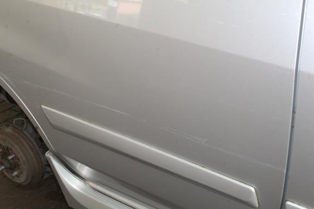 Foto: TÜR HINTEN RECHTS eines Suzuki Liana Kombi 1.6 acenta