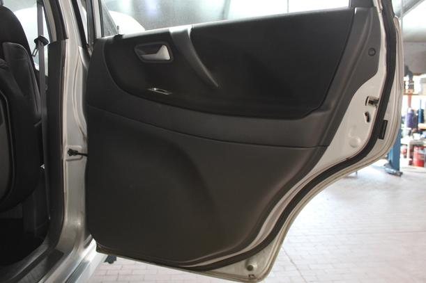 Foto: TÜR HINTEN RECHTS eines Suzuki Liana Kombi 1.6 acenta