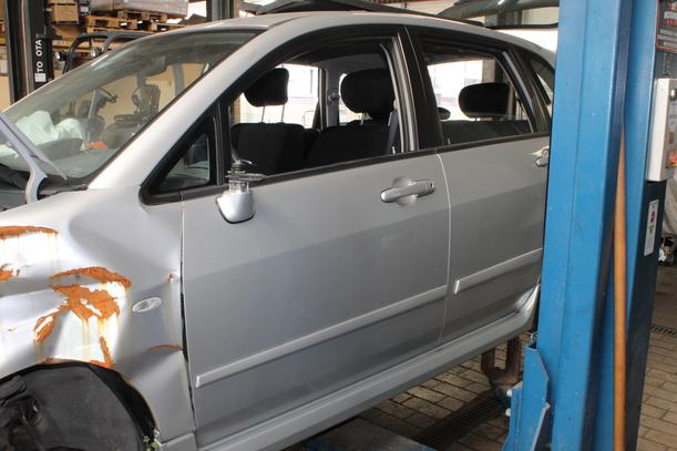 Foto: TÜR VORN LNKS eines Suzuki Liana Kombi 1.6 acenta
