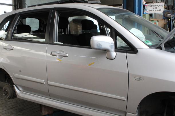 Foto: TÜR VORN RECHTS eines Suzuki Liana Kombi 1.6 acenta